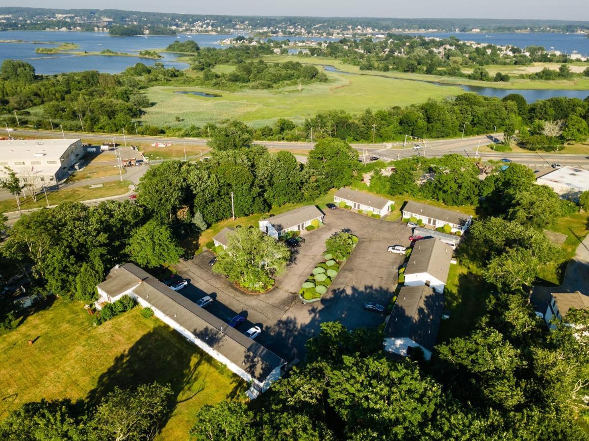 Founder'S Brook Motel And Suites Portsmouth Exterior photo