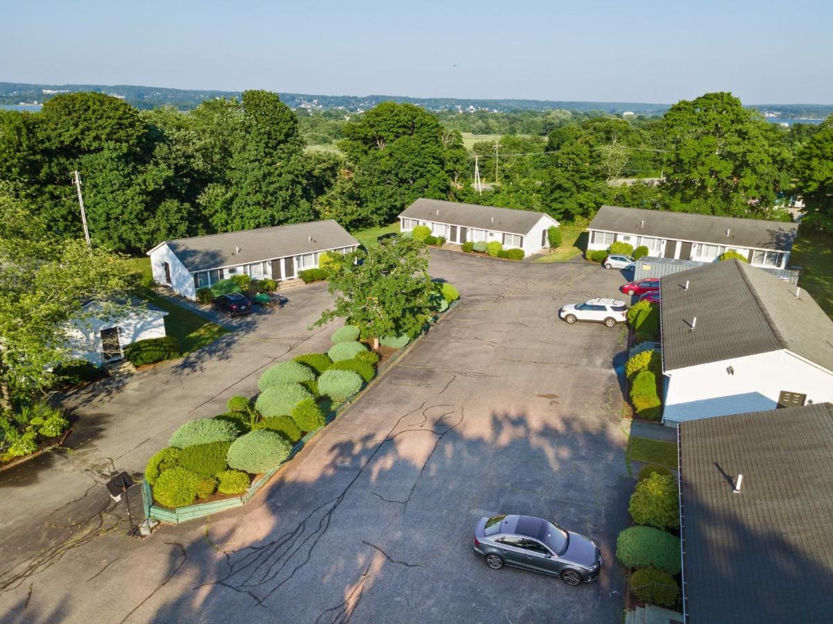 Founder'S Brook Motel And Suites Portsmouth Exterior photo