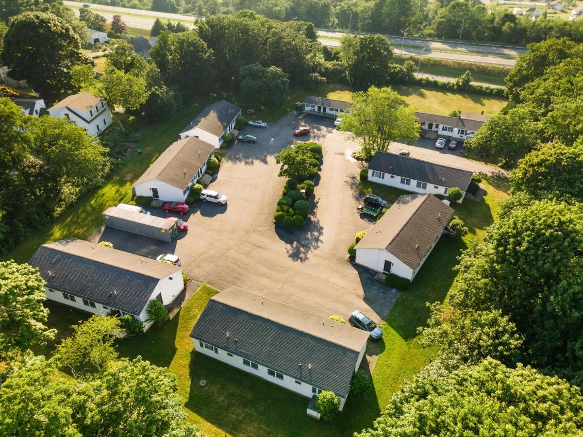 Founder'S Brook Motel And Suites Portsmouth Exterior photo