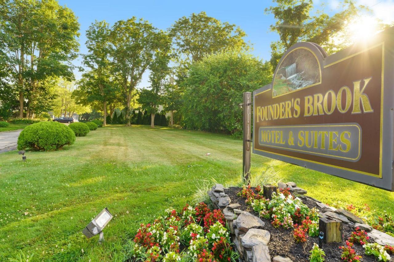 Founder'S Brook Motel And Suites Portsmouth Exterior photo