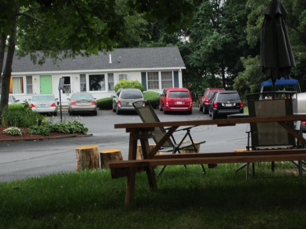 Founder'S Brook Motel And Suites Portsmouth Exterior photo