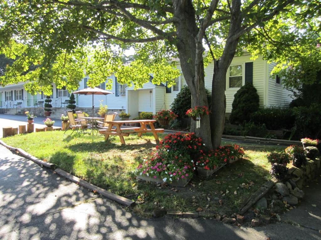 Founder'S Brook Motel And Suites Portsmouth Exterior photo