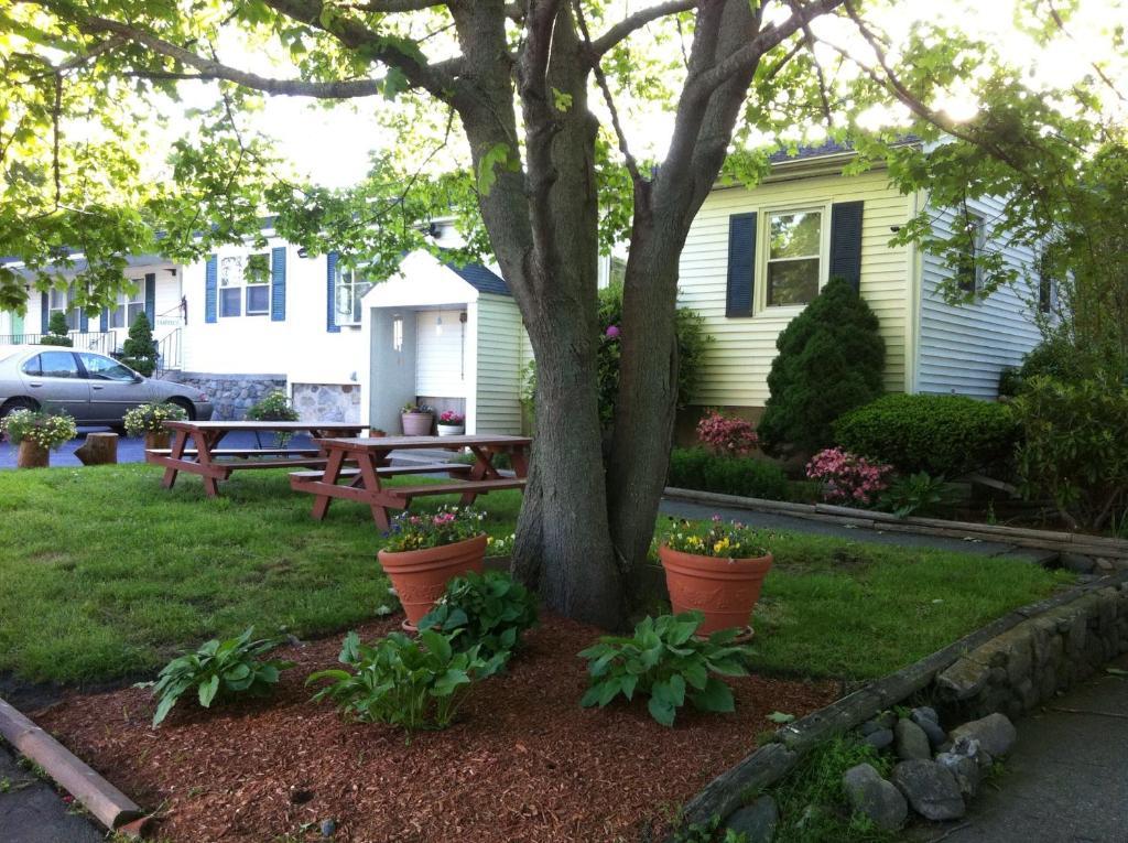 Founder'S Brook Motel And Suites Portsmouth Exterior photo