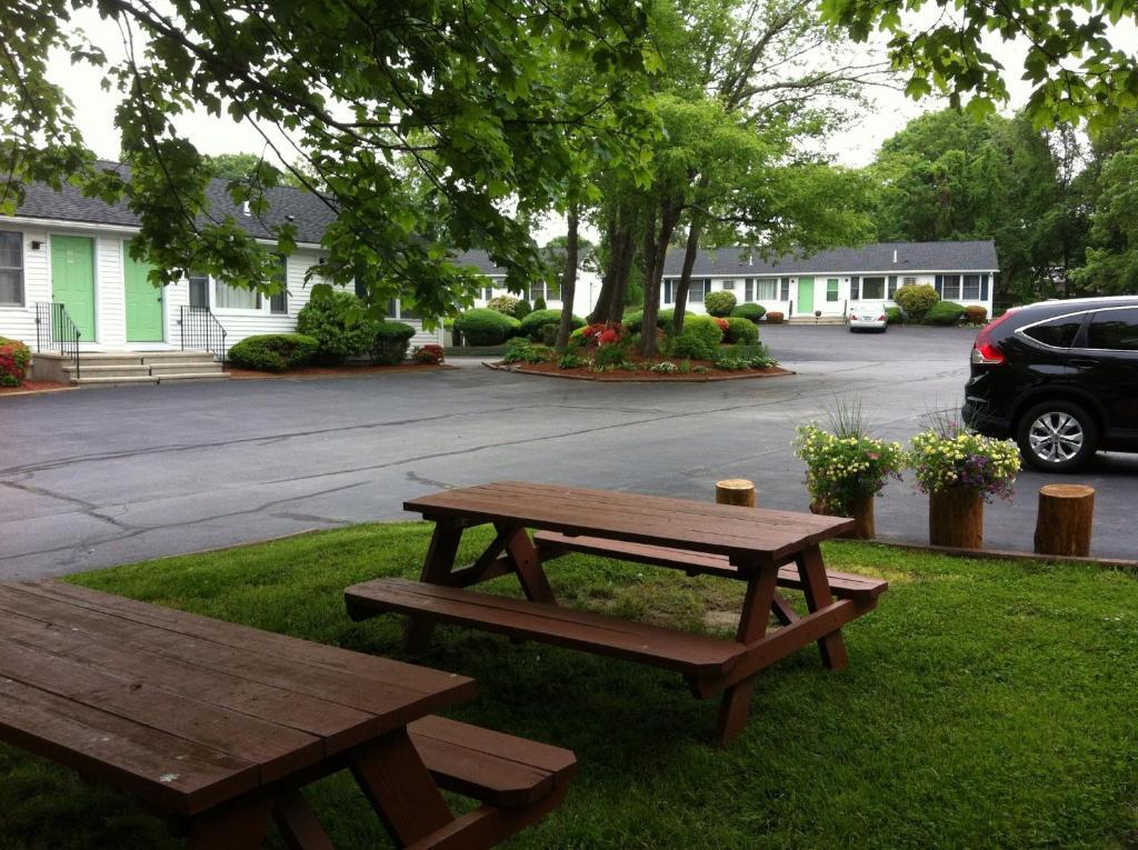 Founder'S Brook Motel And Suites Portsmouth Exterior photo